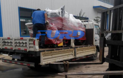 福瑞得機械座駕壓路機，路面開槽機成功裝車及時發(fā)貨