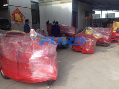 福瑞得機(jī)械座駕壓路機(jī)、大容量灌縫機(jī)，小型灌縫機(jī)包裝完畢準(zhǔn)備發(fā)貨