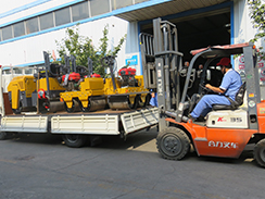 福瑞得機(jī)械4臺(tái)小型壓路機(jī)裝車發(fā)往河南。